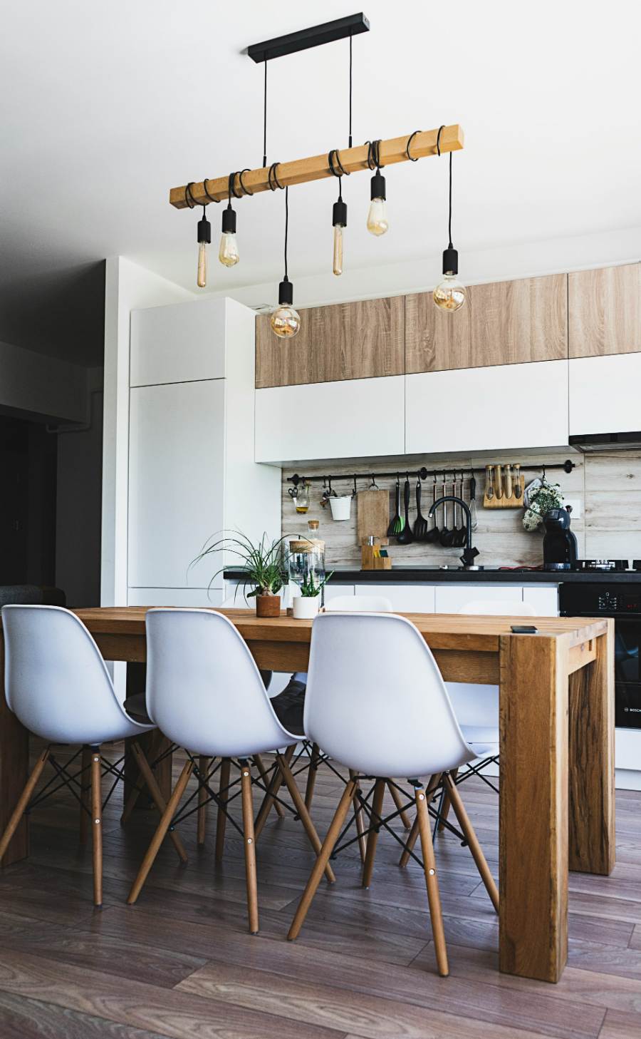 Cocina moderna abierta con mesa de madera en el centro