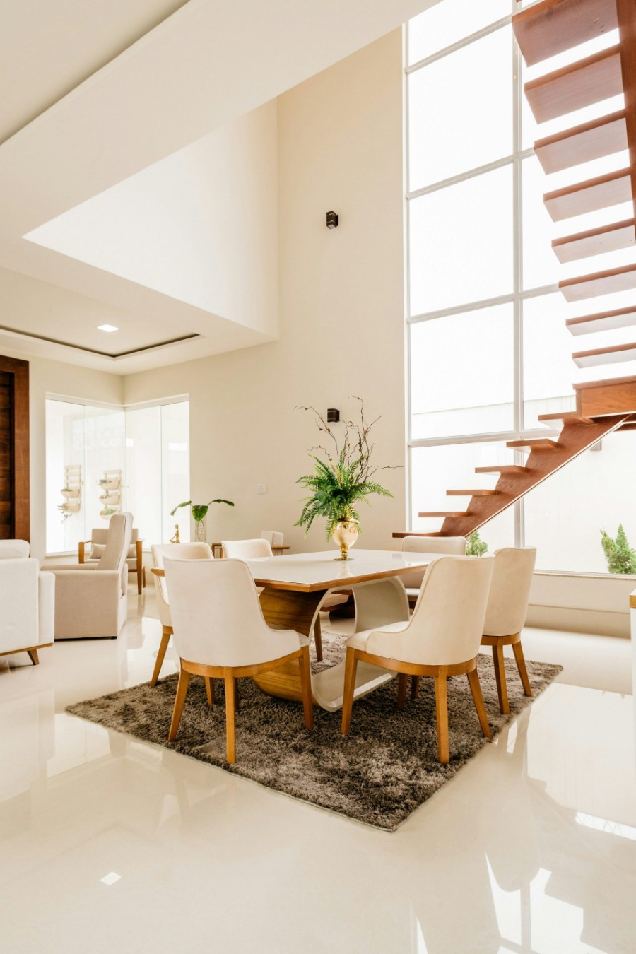 Sala de estar moderna con escaleras flotantes